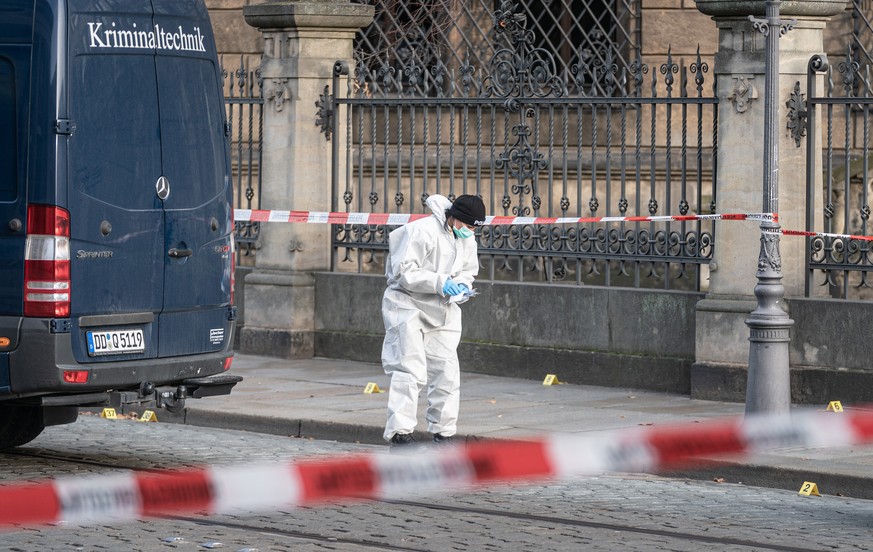 Die Ermittler in Dresden auf Spurensuche.