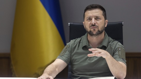 HANDOUT - 19.09.2022, Ukraine, Kiew: Wolodymyr Selenskyj, Präsident der Ukraine, spricht während eines Videomeetings mit Larry Fink, CEO von BlackRock Investments, über die Förderung öffentlicher und ...