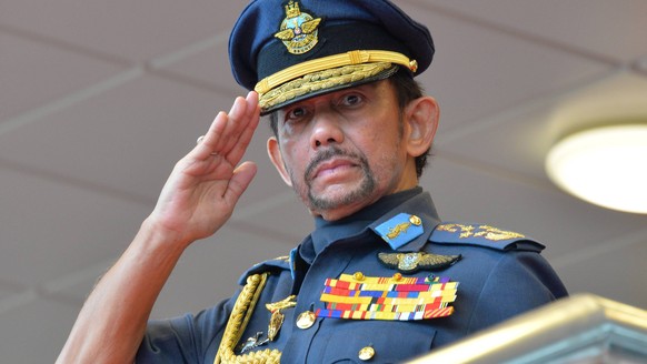 News Bilder des Tages (190223) -- BANDAR SERI BEGAWAN, Feb. 23, 2019 -- Brunei s Sultan Haji Hassanal Bolkiah salutes to the parading contingents during the 35th National Day celebration in Bandar Ser ...
