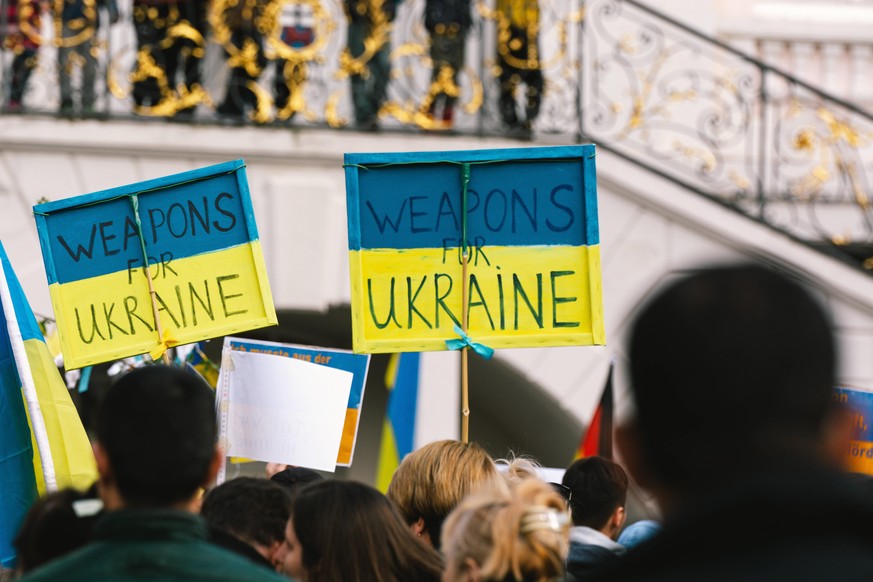 Antiwar Protest In Bonn signs of weapons for ukraine is seen during the antiwar protest in Bonn, Germany on April 10, 2022 Bonn Germany PUBLICATIONxNOTxINxFRA Copyright: xYingxTangx originalFilename:  ...