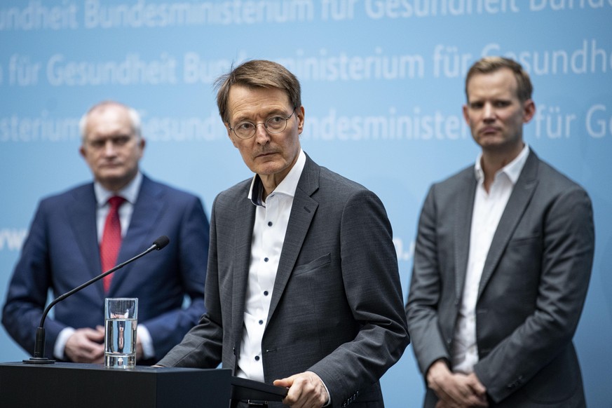 Christoph Schmidt (l-r), Präsident, RWI - Leibniz-Institut für Wirtschaftsforschung, Karl Lauterbach (SPD), Bundesminister für Gesundheit, und Hendrik Streeck, Virologe, nehmen an einer Pressekonferen ...