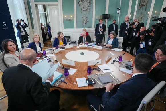 Annalena Baerbock (l-r, Bündnis 90/Die Grünen), Außenministerin, Jean-Yves Le Drian, Außenminister von Frankreich, Elizabeth Truss, Außenministerin von Großbritannien, Mélanie Joly, Außenministerin vo ...