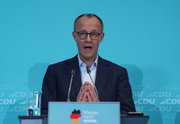 11.01.2025, Hamburg: Friedrich Merz, Kanzlerkandidat und Parteivorsitzender der CDU, spricht während einer Pressekonferenz nach der Winterklausur des CDU-Bundesvorstands im Design Offices Hamburg Hamm ...