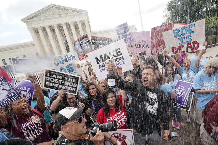 24.06.2022, USA, Washington: Eine Gruppe Abtreibungsgegner feiert vor dem Geb