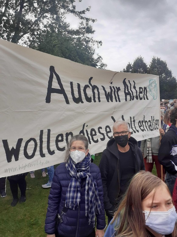 Jung und Alt demonstrieren in Berlin.