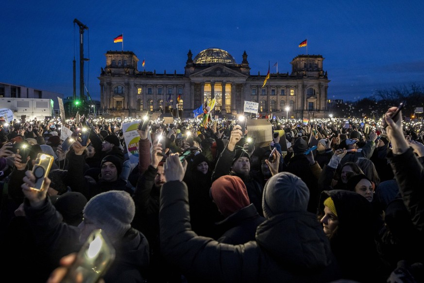 Demonstranten bei der Demo - Demokratie verteidigen - Zusammen gegen Rechts - , vor dem Reichstag Berlin, 21.01.2024. Berlin Deutschland *** Demonstrators at the demo Defending democracy together agai ...