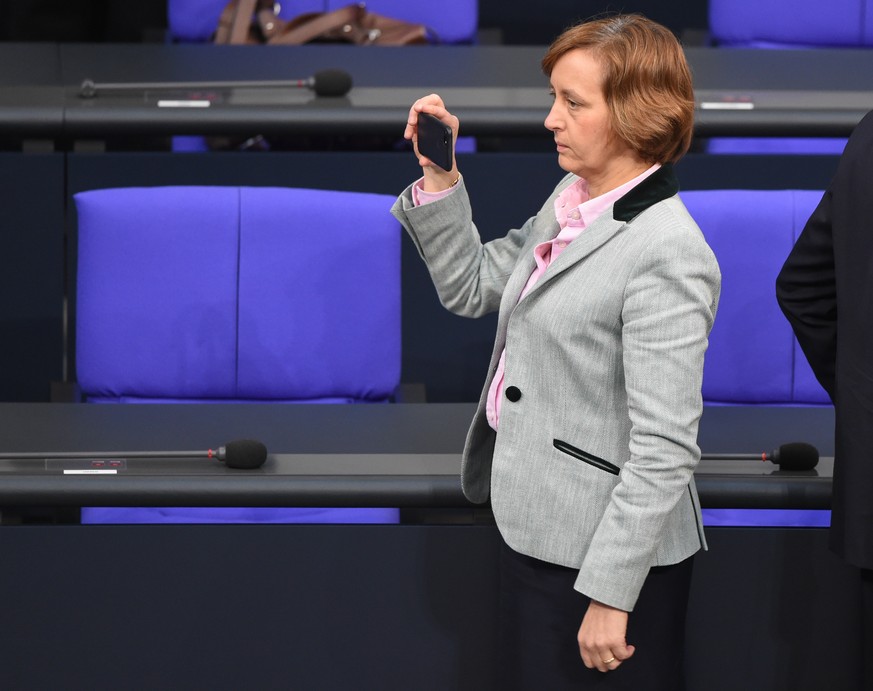 23.03.2018, Berlin: Beatrix von Storch (AfD) filmt im Deutschen Bundestag mit ihrem Smartphone. Foto: Christophe Gateau/dpa | Verwendung weltweit