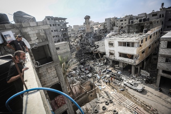 09.10.2023, Palästinensische Gebiete, Gaza-Stadt: Palästinenser inspizieren zerstörte Gebäude nach israelischen Luftangriffen auf das Flüchtlingslager Shati. Israel reagiert auf den massiven Angriff d ...