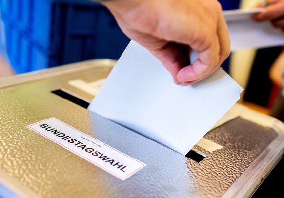 ARCHIV - 26.09.2021, Berlin: Ein Wähler wirft in einem Wahllokal seinen Stimmzettel für die Bundestagswahl in eine Wahlurne. Foto: Hauke-Christian Dittrich/dpa +++ dpa-Bildfunk +++