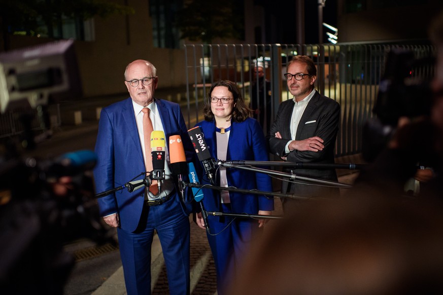 28.08.2018, Berlin: Volker Kauder (l-r), Fraktionsvorsitzender der CDU/CSU-Bundestagsfraktion, Andrea Nahles, Bundesvorsitzende der SPD, und Alexander Dobrindt, Vorsitzender der CSU-Landesgruppe im De ...