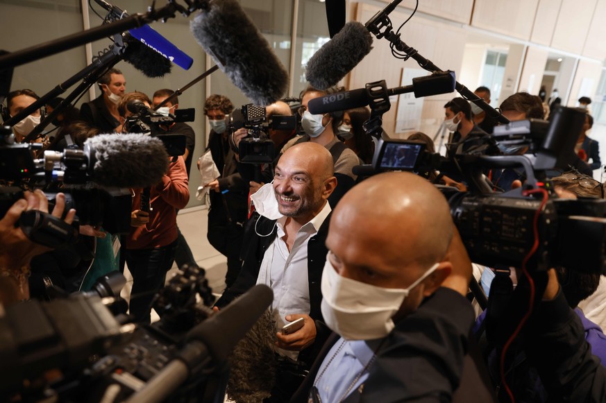 02.09.2020, Frankreich, Paris: Richard Malka (M), Anwalt der satirischen Zeitung Charlie Hebdo, trifft am Gerichtssaal ein, in dem der Prozess gegen den mutmaßlichen Helfer der Anschläge auf die Redak ...