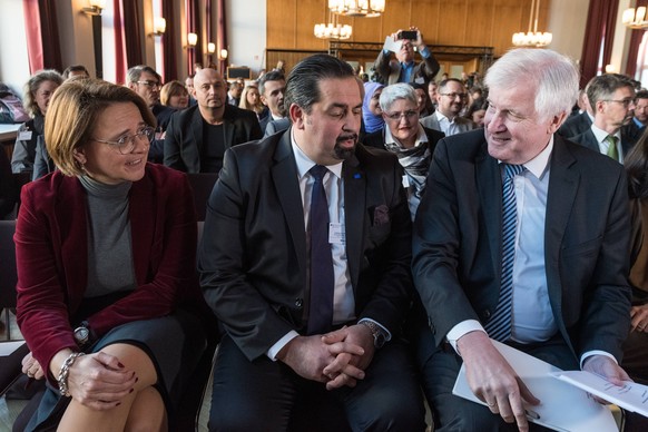 News Bilder des Tages Die Beauftragte der Bundesregierung fuer Migration, Fluechtlinge und Integration im Kanzleramt Annette Widmann-Mauz (L-R), der Vorsitzende des Zentralrats der Muslime Aiman Mazye ...