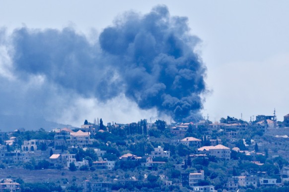 dpatopbilder - 04.08.2024, Libanon, Yohmor: Rauch steigt aus einem Kraftwerk auf nach einem israelischen Luftangriff. Drei Mitglieder der bewaffneten libanesischen Hisbollah-Gruppe wurden am Sonntag ( ...