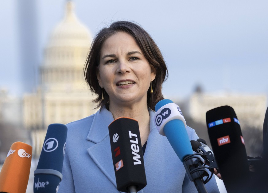 Annalena Baerbock, Bundesaussenministerin, gibt vor dem Capitol in Washington ein Pressestatement ab. 05.01.2022 Washington USA *** Annalena Baerbock, German Foreign Minister, delivers a press stateme ...