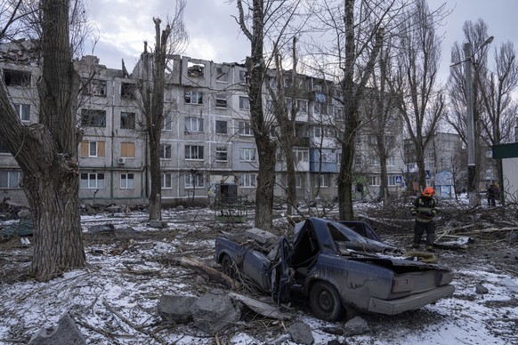 ARCHIV - 15.02.2023, Ukraine, Pokrowsk: Ein Rettungsarbeiter räumt die Trümmer eines Wohnhauses weg, das durch eine Rakete zerstört wurde. (zu dpa: «Ukraine bleibt trotz Gegenoffensive in Bedrängnis») ...