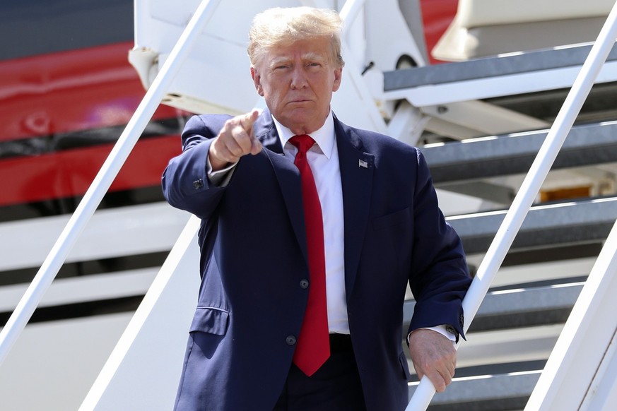 dpatopbilder - 25.09.2023, USA, North Charleston: Donald Trump, ehemaliger Präsident der USA, zeigt auf seine Unterstützer, während er bei der Atlantic Aviation CHS ankommt. Foto: Artie Walker Jr./AP/ ...