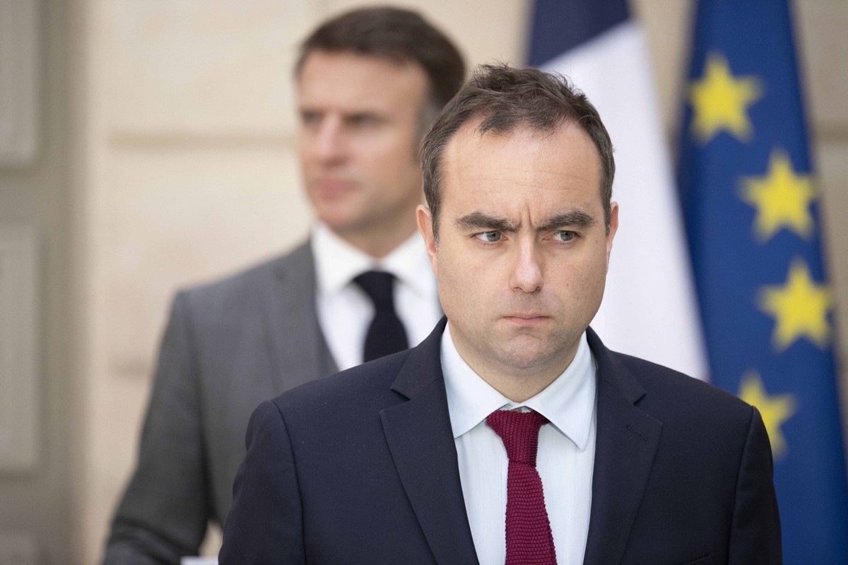 President Macron And Moldova s President Sandu Press Conference - Paris Frances President Emmanuel Macron and French army Minister Sebastien Lecornu during a press conference at the Elysee Palace in P ...