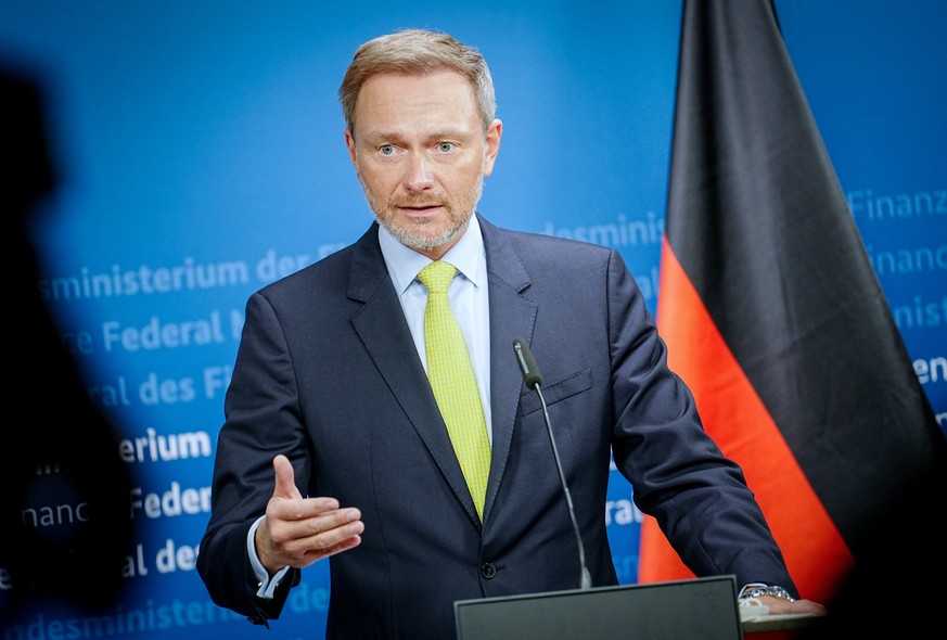 ARCHIV - 01.03.2022, Berlin: Christian Lindner (FDP), Bundesminister der Finanzen, gibt eine Pressekonferenz nach einem digitalen Treffen der G7-Finanzminister in seinem Ministerium. Die Bundesregieru ...