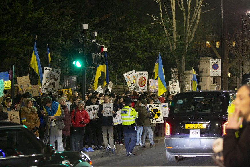 Der Angriffskrieg Russlands in der Ukraine sorgt weltweit für Entsetzen. Hier demonstrieren Menschen in London gegen Putins Invasion. 