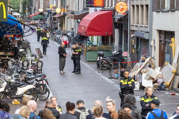 Polizei und Öffentlichkeit an der Lange Leidsedwarsstraat in Amsterdam. Kriminalreporter Peter R. de Vries wurde bei einer Schießerei schwer verletzt.