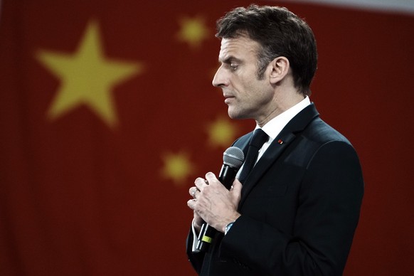 07.04.2023, China, Guangzhou: Emmanuel Macron, Präsident von Frankreich, hält eine Rede bei seinem Besuch der Sun-Yat-sen-Universität. Foto: Thibault Camus/AP +++ dpa-Bildfunk +++