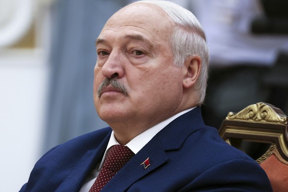 ARCHIV - 24.05.2024, Belarus, Minsk: Der belarussische Präsident Alexander Lukaschenko hört dem russischen Präsidenten Wladimir Putin während der Gespräche im Palast der Unabhängigkeit in Minsk zu. (z ...