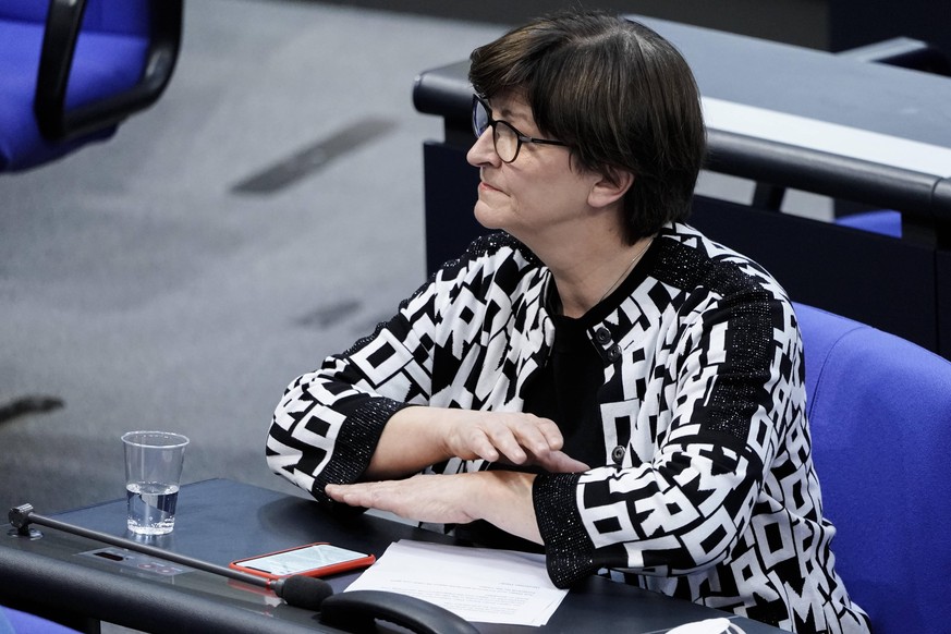 209. Bundestagssitzung und Debatte in Berlin Aktuell, 11.02.2021, Berlin, Saskia Esken im Portrait im Plenum bei der Debatte zum Thema Datenstrategie der Bundesregierung bei der 209. Sitzung des Deuts ...