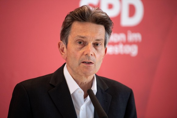 Rolf Mützenich, Vorsitzender der SPD-Bundestagsfraktion, gibt ein Pressestatement vor der Sitzung der Fraktion seiner Partei.