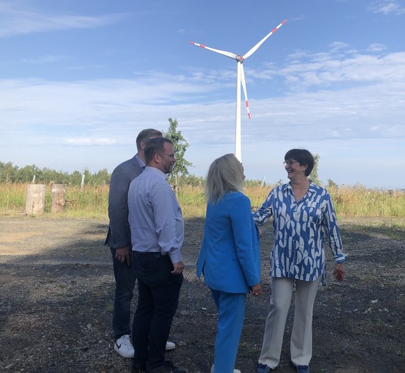 Nancy Faeser und Saskia Esken bei einem gemeinsamen Besuch mit Timon Gremmels im norhessischen Windpark im Stiftswald