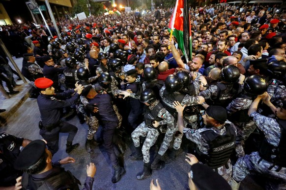 Policemen clash with protesters near the Jordan&#039;s Prime Minister&#039;s office in Amman, Jordan June 3, 2018. REUTERS/Muhammad Hamed TPX IMAGES OF THE DAY