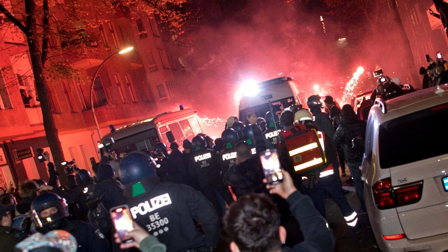 18.10.2023, Berlin: Teilnehmer einer verbotenen Pro-Palästina-Demonstration zünden in der Nähe der Sonnenallee im Bezirk Neukölln Pyrotechnik. Es wurden auch Steine und Flaschen auf Polizistinnen und  ...