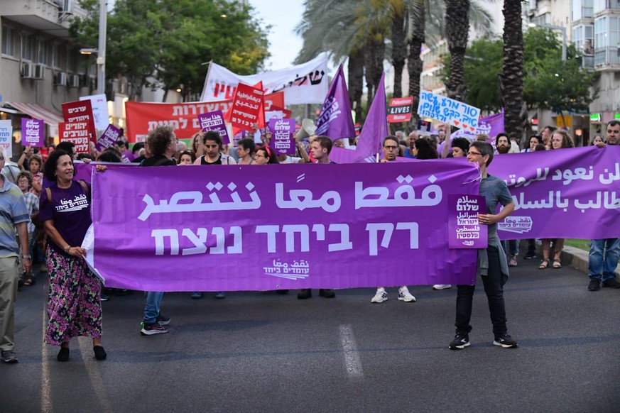 "Nur zusammen gewinnen wir" steht auf dem Transparent, das jüdische und arabische Mitglieder der israelischen Organisation "Standing Together" bei einer Demonstration am 22. Mai in Tel Aviv in die Höhe halten. 
