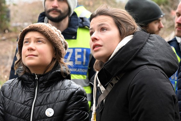 13.01.2023, Nordrhein-Westfalen, Erkelenz: Die Klimaaktivistinnen Luisa Neubauer (r) und Greta Thunberg stehen am dritten Tag der Räumung im von Klimaaktivisten besetzten Braunkohleort Lützerath. Der  ...