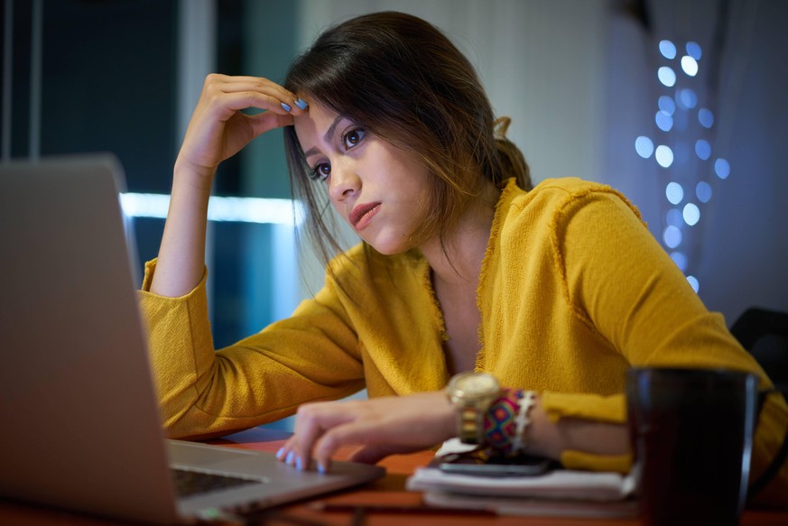 junge frau mit laptop-computer für die hausaufgaben. müde hispanische mädchen und college-ausbildung. weibliche studenten studieren und mit pc zu hause bekommen kopfschmerzen || Modellfreigabe vorhand ...