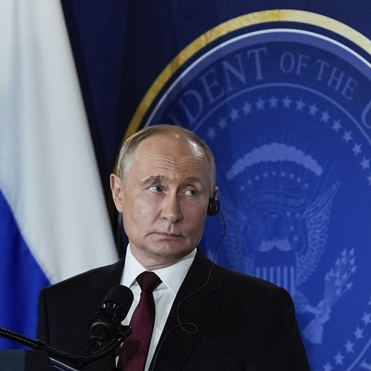 16.08.2025, USA, Joint Base Elmendorf-Richardson: Der russische Präsident Wladimir Putin hört zu während einer Pressekonferenz mit US-Präsident Trump auf der Joint Base Elmendorf-Richardson. Foto: Jul ...