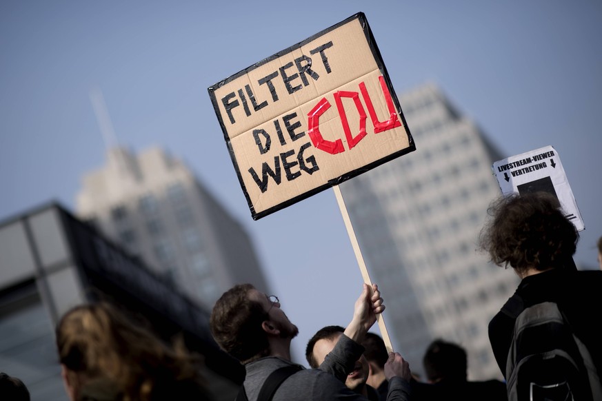 Save your Internet DEU, Deutschland, Germany, Berlin, 23.03.2019 Demonstranten mit Plakat Filtert Die CDU Weg und gegen Axel Voss, Chefunterhaendler der Urheberrechtsreform, auf der Demonstration Uplo ...