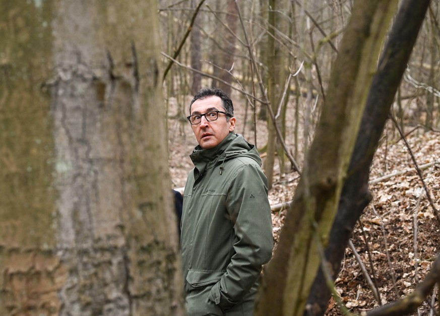 Cem zdemir, Bundesminister für Ernährung und Landwirtschaft, nimmt an einem Pressetermin zum Beginn der dritten Bodenzustandserhebung am Wald.Berlin.Klima.-Pfad im Grunewald teil. So soll der Zustand  ...