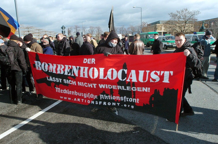 Dresden Neonazis Demonstration Neonazis demonstrierten anlaesslich des 60. Jahrestages der Bombardierung Dresdens Ca. 5000 Neonazis und Rechtsextremisten (Polizeiangangaben) demonstrierten am Sonntag  ...