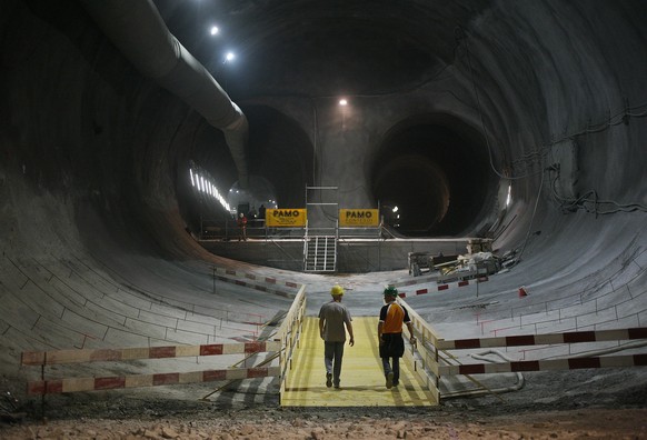 ERSTER DURCHSCHLAG IN NEAT-TUNNEL Besucher unterwegs zum bevorstehenden Durchschlag der Tunnelbohrmaschine im Gotthard-Basistunnel in der Multifunktionsstelle Faido. Der erste Durchbruch im NEAT-Gotth ...