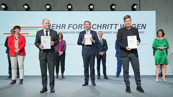 ARCHIV - 07.12.2021, Berlin: (vorne v.l.) Saskia Esken (SPD), Olaf Scholz (SPD), Christian Lindner (FDP), Robert Habeck (Bündnis 90/Die Grünen), Annalena Baerbock (Bündnis 90/Die Grünen), bei der Unte ...