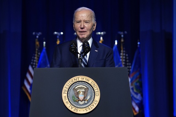 25.04.2024, USA, Syracuse: US-Präsident Joe Biden hält im Milton J. Rubenstein Museum eine Rede zum CHIPS- und Wissenschaftsgesetz. Foto: Evan Vucci/AP/dpa +++ dpa-Bildfunk +++