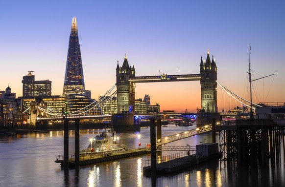 The Shard and Tower Bridge on the River Thames at night, London, England, United Kingdom, Europe | Verwendung weltweit, Keine Weitergabe an Wiederverk
