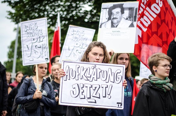 Demo in Hannover - 5 Jahre NSU Prozess: Kein Schlussstrich Anlässlich des Urteils im NSU Prozess demonstrierten in Hannover bis zu 400 Menschen für eine weitergehende Aufklärung. Junge Frau mit Schild ...