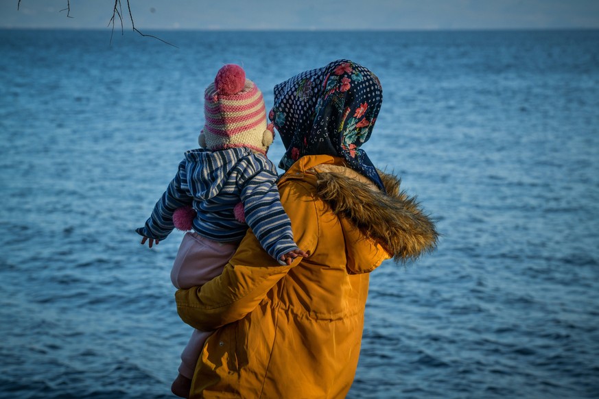 Eine Frau mit ihrem Kind auf Lesbos: Die Menschen dort müssen weiter warten, bis Europa sich zu einer Lösung durchgerungen hat.