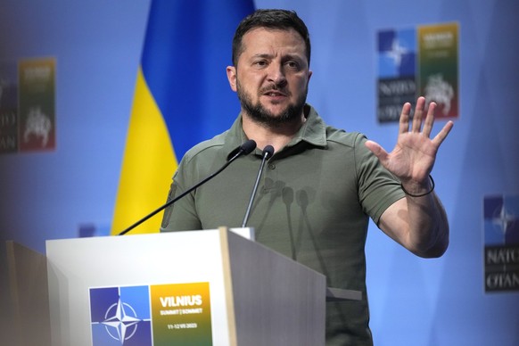 12.07.2023, Litauen, Vilnius: Wolodymyr Selenskyj, Präsident der Ukraine, spricht auf einer Veranstaltung am Rande des Nato-Gipfels. Foto: Pavel Golovkin/AP/dpa +++ dpa-Bildfunk +++