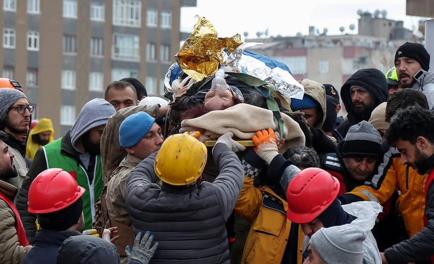 Turkey Earthquake 8366564 07.02.2023 Rescuers carry a woman from the site of a damaged building following an earthquake in Diyarbakir, Turkey. A massive 7.8-magnitude earthquake with several powerful  ...