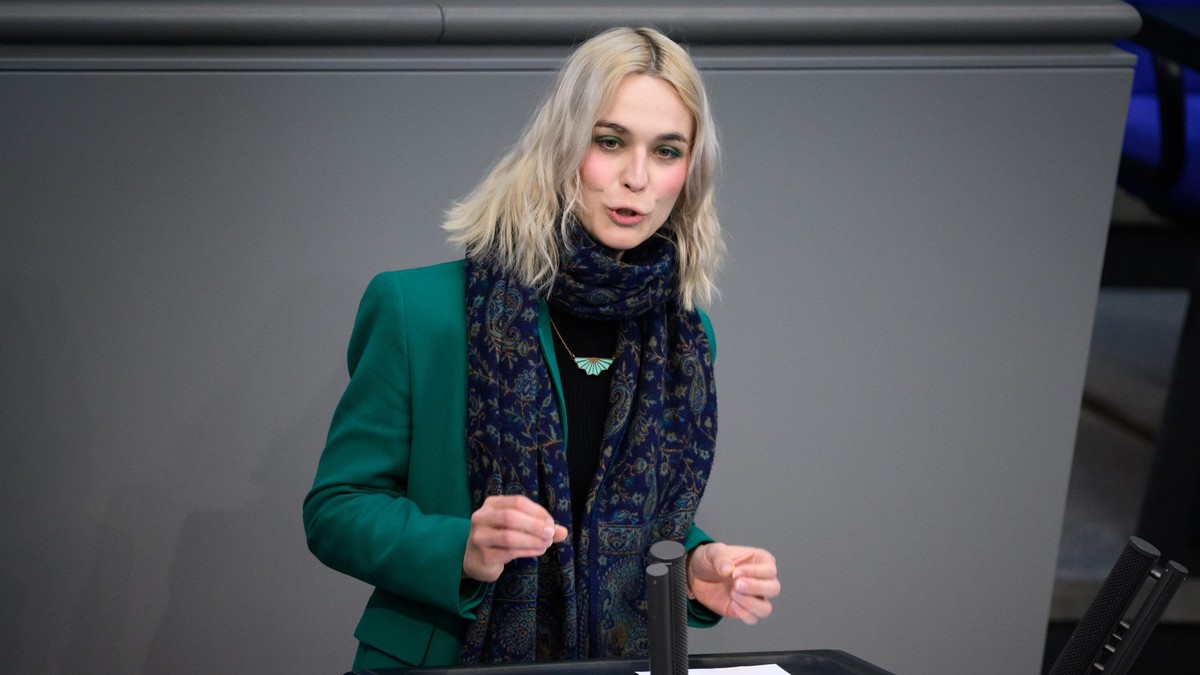 09.02.2023, Berlin: Nyke Slawik (Bündnis 90/Die Grünen) spricht bei der Plenarsitzung im Deutschen Bundestag. Hauptthema der 85. Sitzung der 20. Legislaturperiode ist die geplante Finanzierung des 49- ...