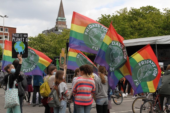 Klimastreik - Demo - Fridays for Future (FFF) hatte für den Freitag in ganz Schleswig-Holstein zu Demonstrationen aufgerufen. In Kiel zogen laut Polizei etwa 800 Demonstranten vom Exerzierplatz durch  ...