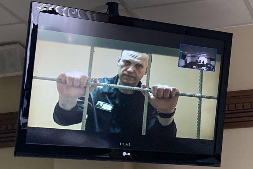 ARCHIV - 07.06.2022, Russland, Wladimir: Alexej Nawalny, russischer Kremlgegner, wird in einem Gerichtssaal per Videoverbindung aus dem Gef