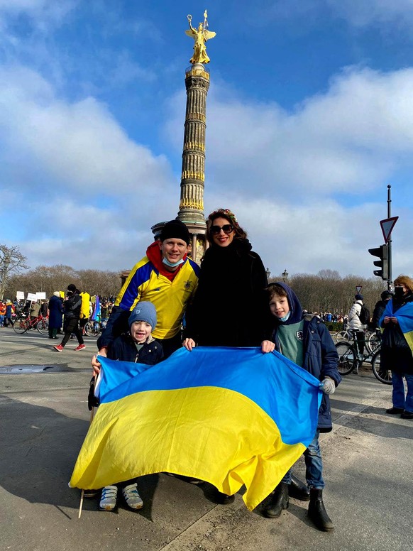 Diemitrie und seine Familie am Sonntag auf der Friedendemo in Berlin. Hier stehen sie vor der Siegessäule.